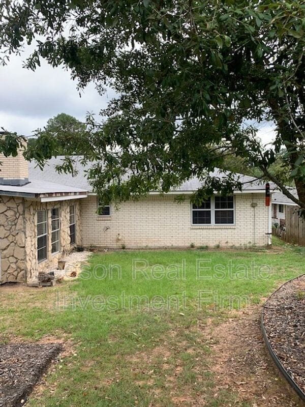 Building Photo - 302 Avenida Dr