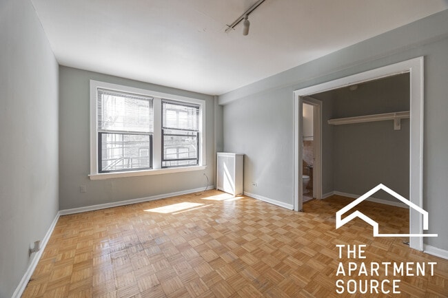 Foto del edificio - 737 W Belmont Ave