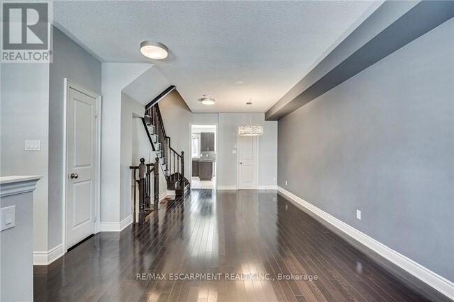 Building Photo - 3 Johnson Farm Ln