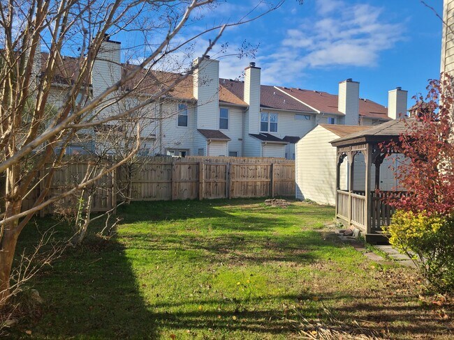 Building Photo - Property MUST be physically viewed before ...