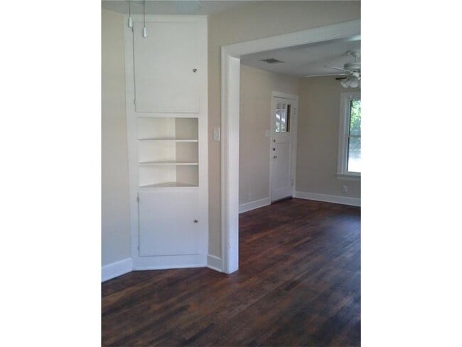 Building Photo - 1000 E 44th St