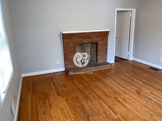 Building Photo - Updated 2 bed / 1 bath with large rooms!