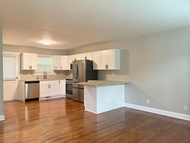 Building Photo - 2 Bedroom, 1 Bathroom House in Greensboro!