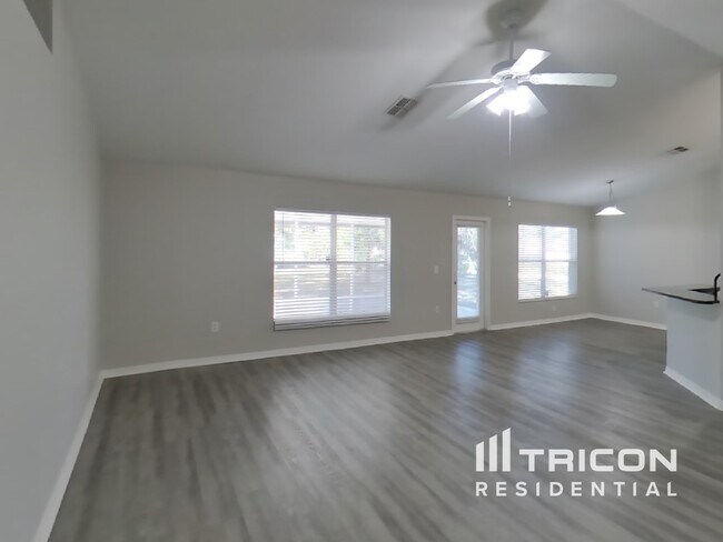 Foto del edificio - 3328 Montano Ave