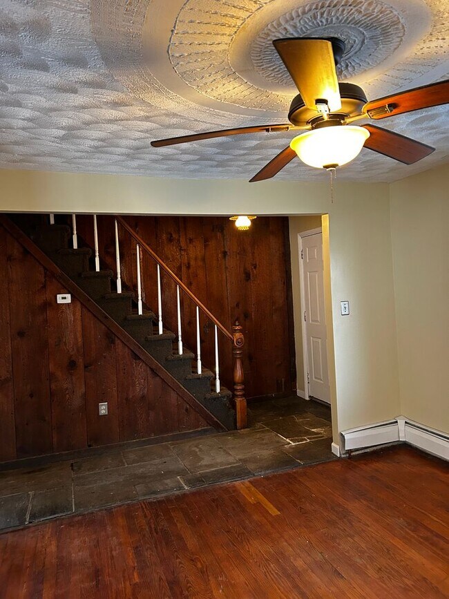 Foto del edificio - Welcome To This Charming 3-Bedroom, 1-Bathroom Home Located in the Heart of Carbondale, PA.