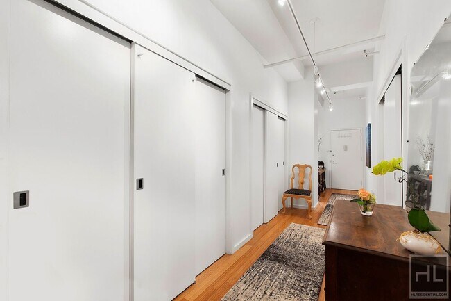 Building Photo - Loft, In-Unit Washer and Dryer, Flexible 2...