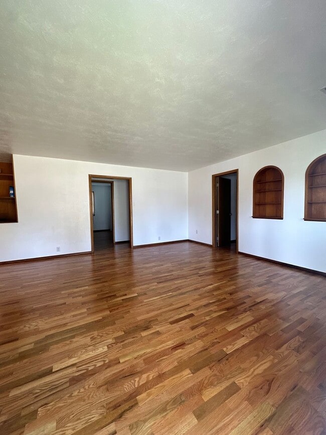 Building Photo - 3 Bedroom 1 Bath home * Owner Updates