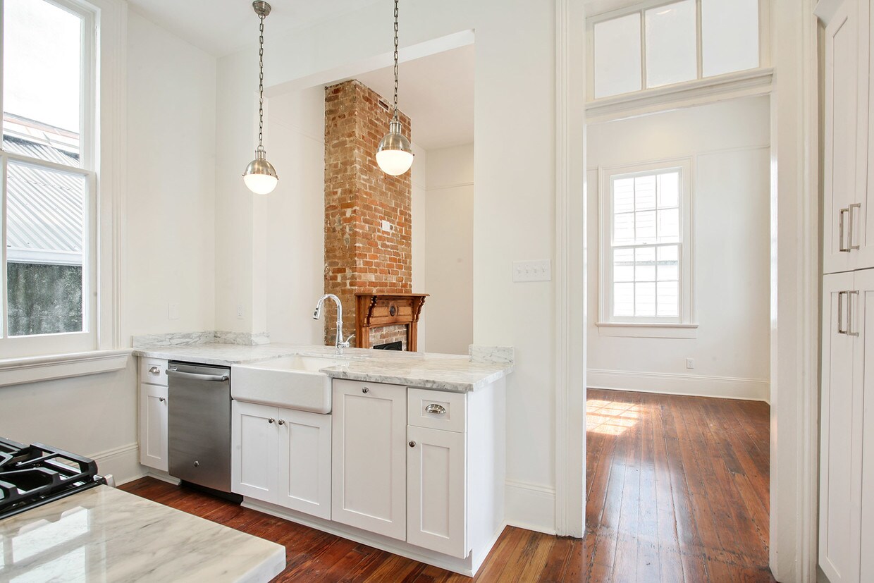 Primary Photo - 2854 St Charles Ave