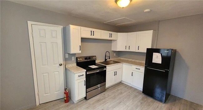 Building Photo - 2252 Maple Ave