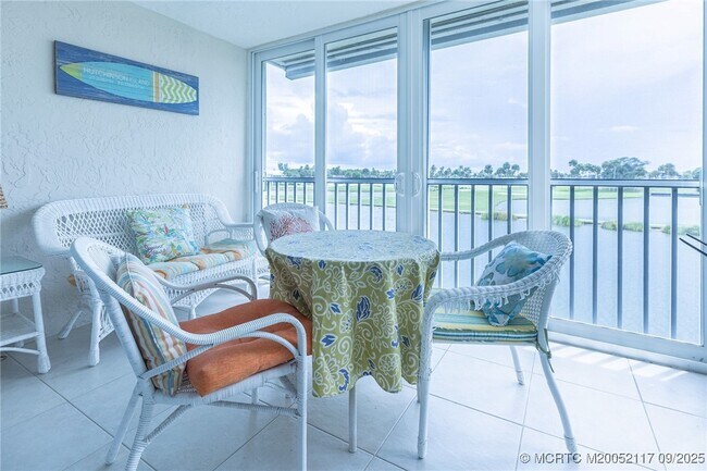 Foto del edificio - 5596 NE Gulfstream Way
