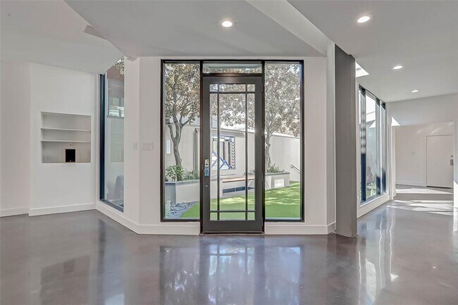 Building Photo - 2811 Ferndale St