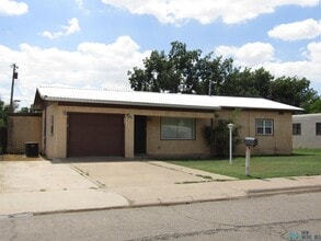 Building Photo - 907 W Sears Ave