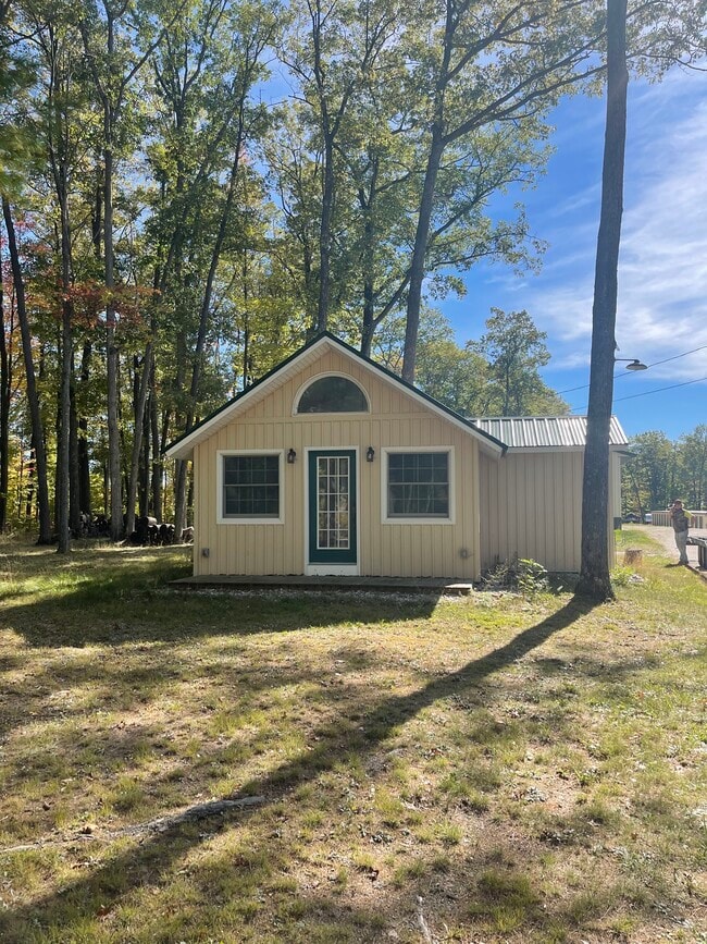 Building Photo - 421 W Higgins Lake Dr