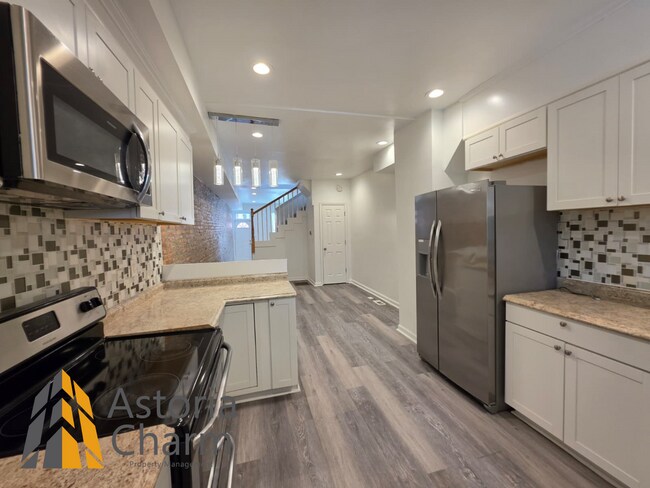 Foto del edificio - 3 Bedroom End Unit with Finished Basement and Fenced Yard on E 28th Street