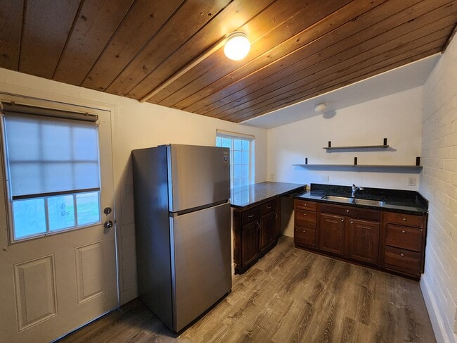 Building Photo - 155 E 15th Ave