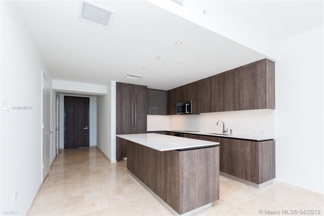 Building Photo - 1 br, 1.5 bath  - Reach Condo