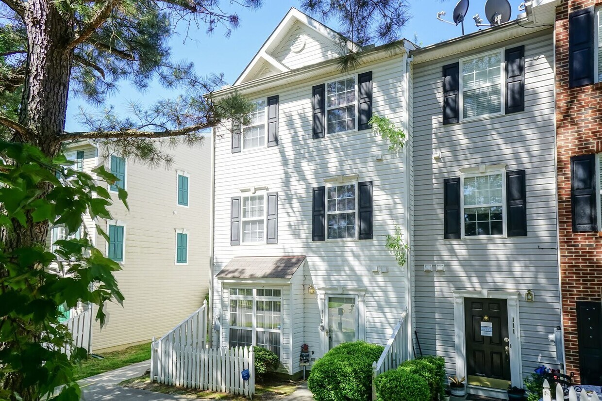 Primary Photo - Three Bedroom END unit Townhome!