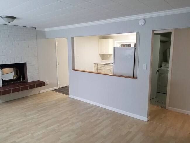 Building Photo - 2 bed 1 bath All Utilities Included.