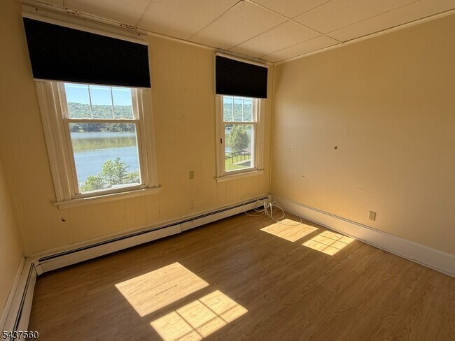 Foto del edificio - 144 Lakeside Dr W
