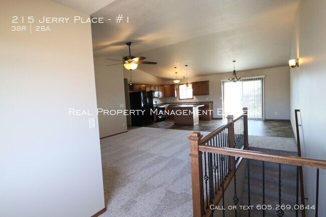 Building Photo - Spacious Townhouse in Tea!