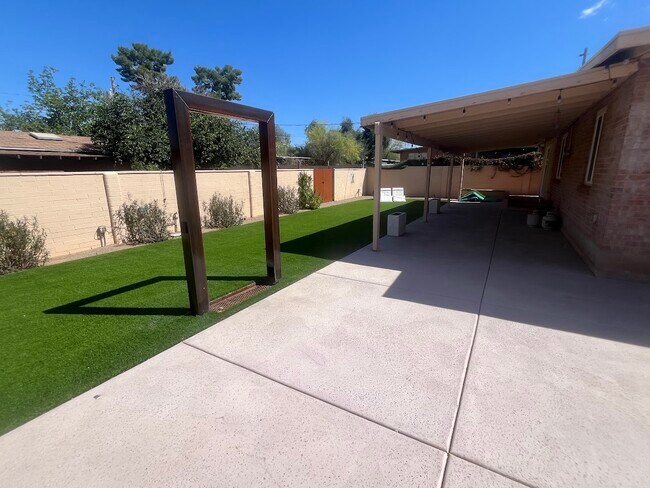 Foto del edificio - 2724 N Cherry Ave