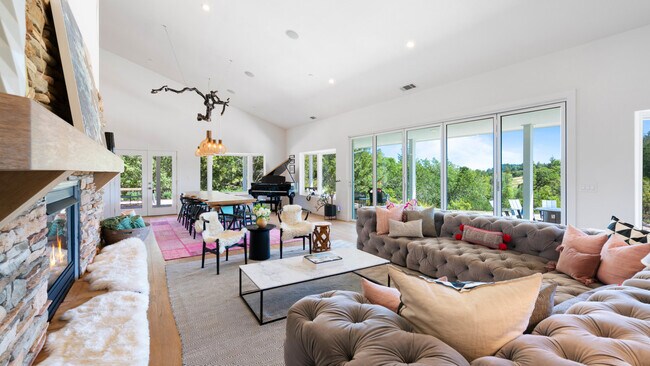 Foto del edificio - 2234 Lytton Springs Rd