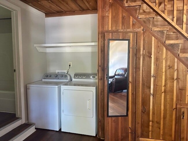 Building Photo - One Bed, One Bath $1250 North Gwinnett High