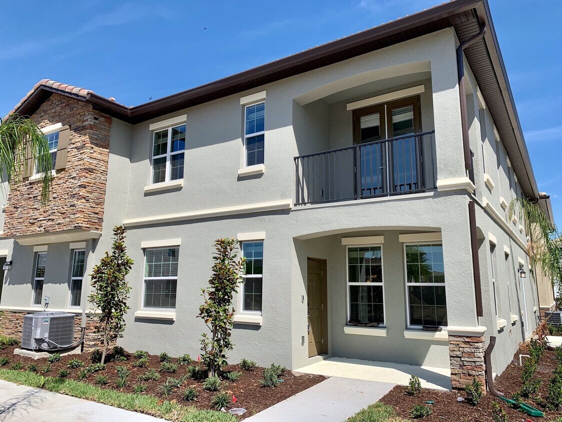 Primary Photo - Incredible 5 Bedroom, 3 Bath Town home wit...