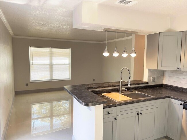 Foto del edificio - 7919 Lakeshore Dr