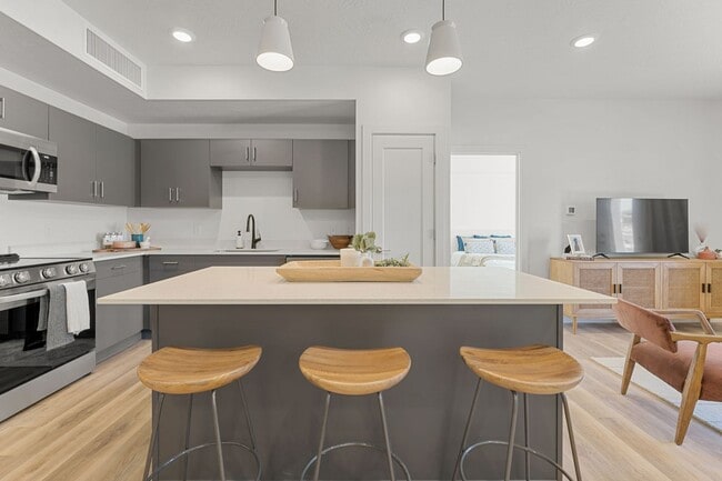 Building Photo - 302 S Divario Cyn Dr