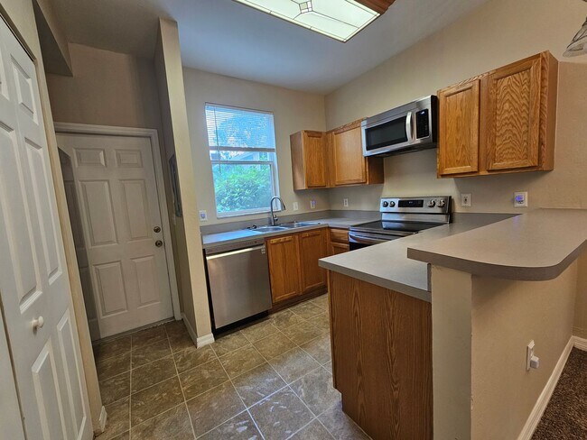 Building Photo - 2 Bedroom/ 2.5 Bath in Victoria Station