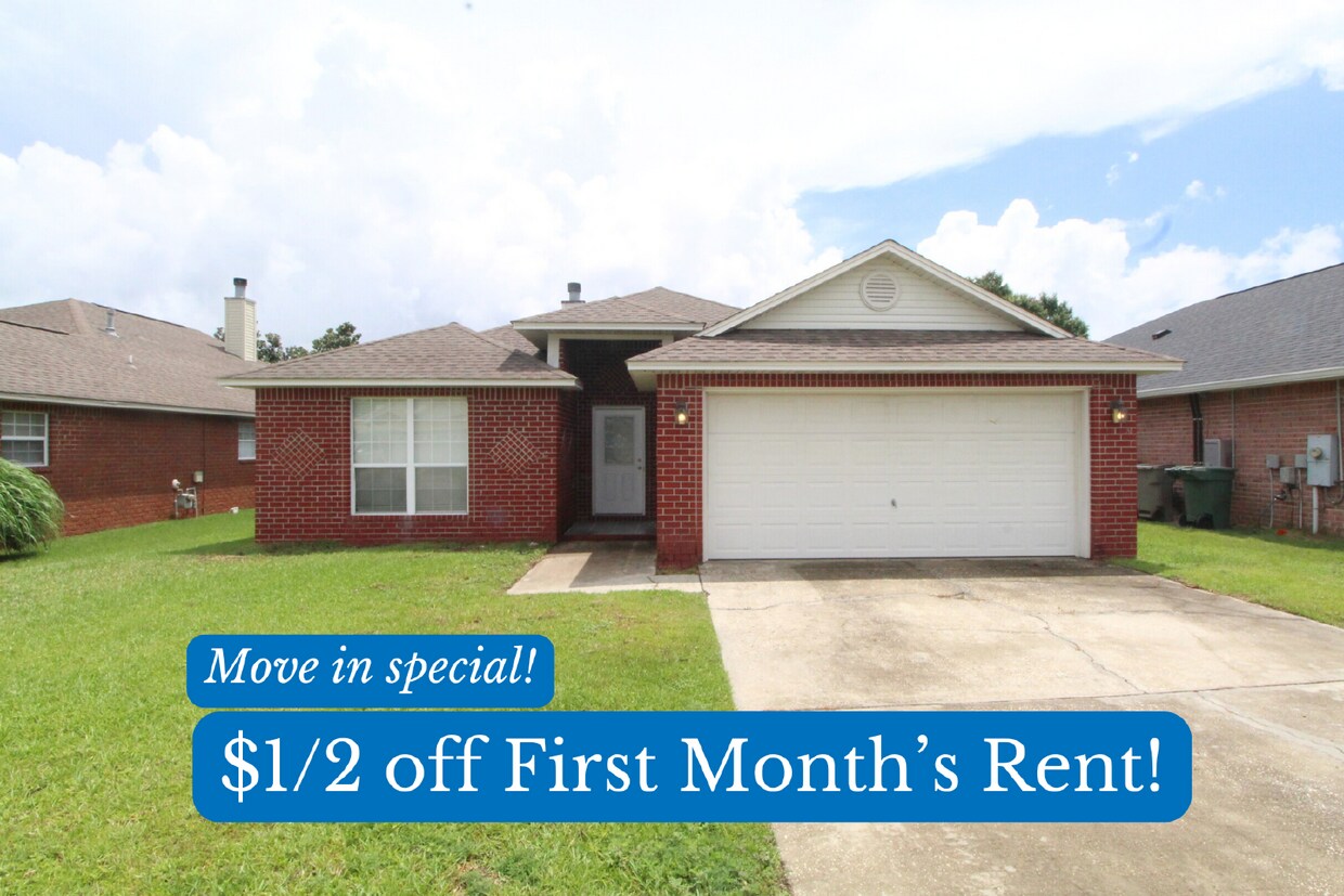Foto principal - Spacious Southwest Pensacola Home with 2-C...