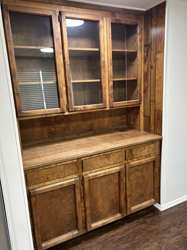 Hutch in dining area - 719 W Loop Dr