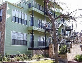 Building Photo - 915 W 22 1/2 St