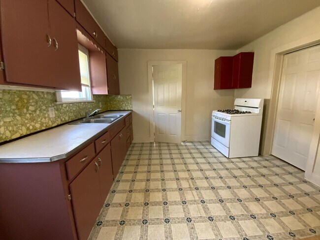 Foto del edificio - 3-Bedroom, 1-Bathroom Home – $950/Month - MISHAWAKA