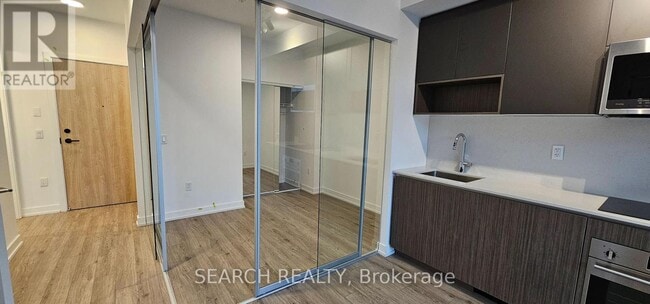 Photo du bâtiment - 801 The Queensway