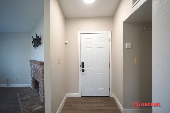 Building Photo - Cozy 3 Bedroom Home at White Ln. & Stine rd.
