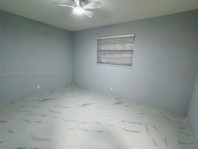 Foto del edificio - 1529 SW 22nd St