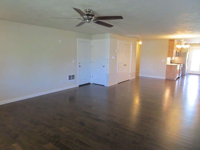 Building Photo - 3 Bedroom, 2 Bathroom Home with Ample Sola...