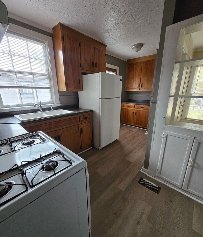 Building Photo - 823 Lockwood Ave