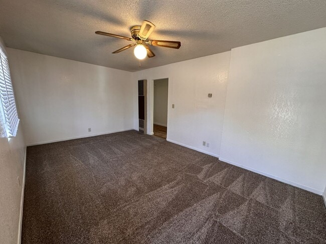Foto del edificio - 2 bed, 1 bath Upstairs Apartment