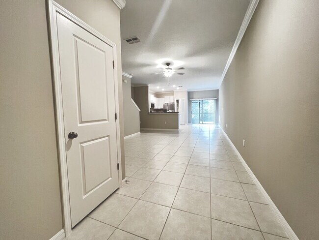 Foto del edificio - "Charming Gated community 3-Bed Retreat with Lake View & Granite Touches in Lutz!"