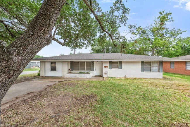 Building Photo - 4 br, 2 bath House - 200 Helena St