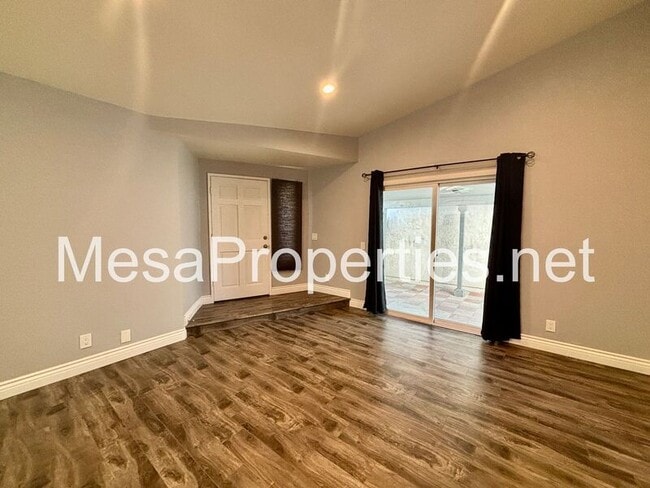 Foto del edificio - 15957 Randall Ave