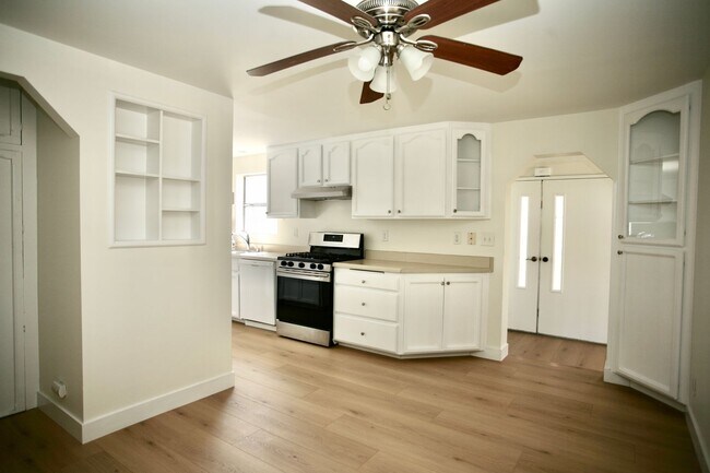Building Photo - 3Br 2Ba Single Story Available Now!