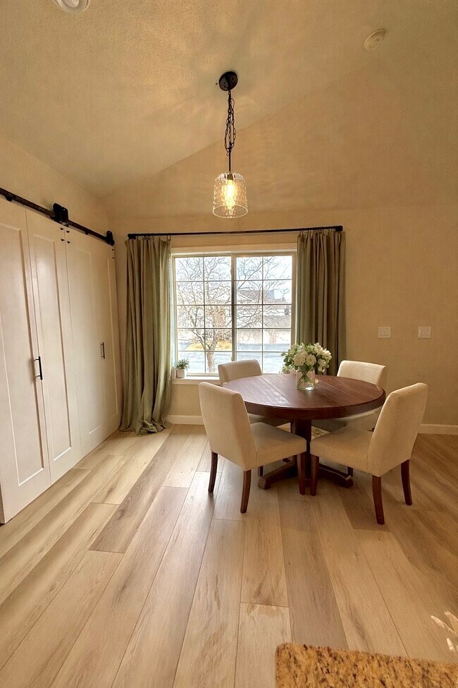 Foto del edificio - 827 Cheyenne Ave