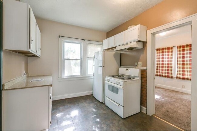 Building Photo - 3015 N Girard Ave