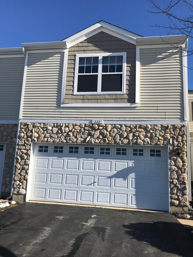 Primary Photo - 712 Meadowridge Dr