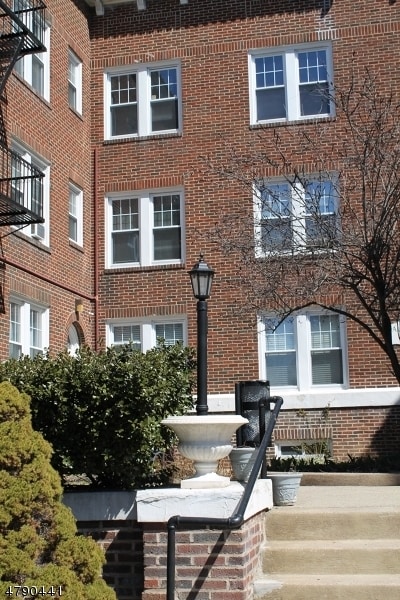 Building Photo - 6 Altamont Ct