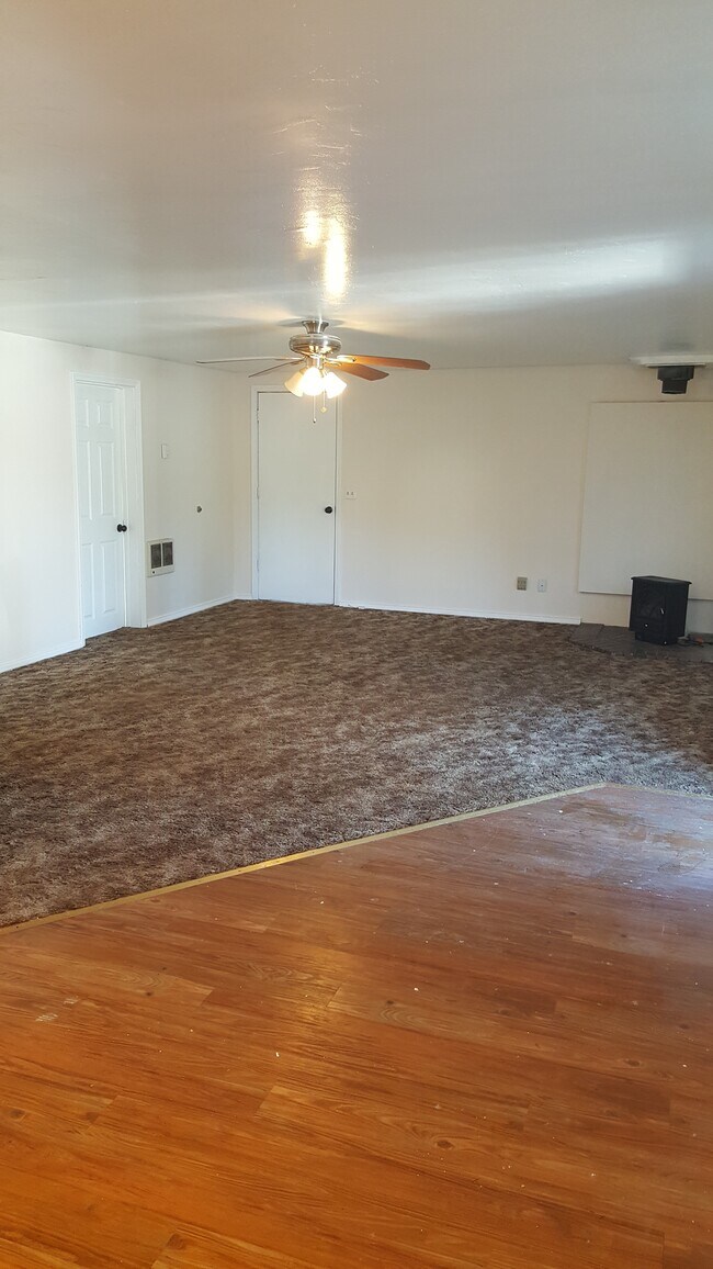 Building Photo - 1610 Maple Street